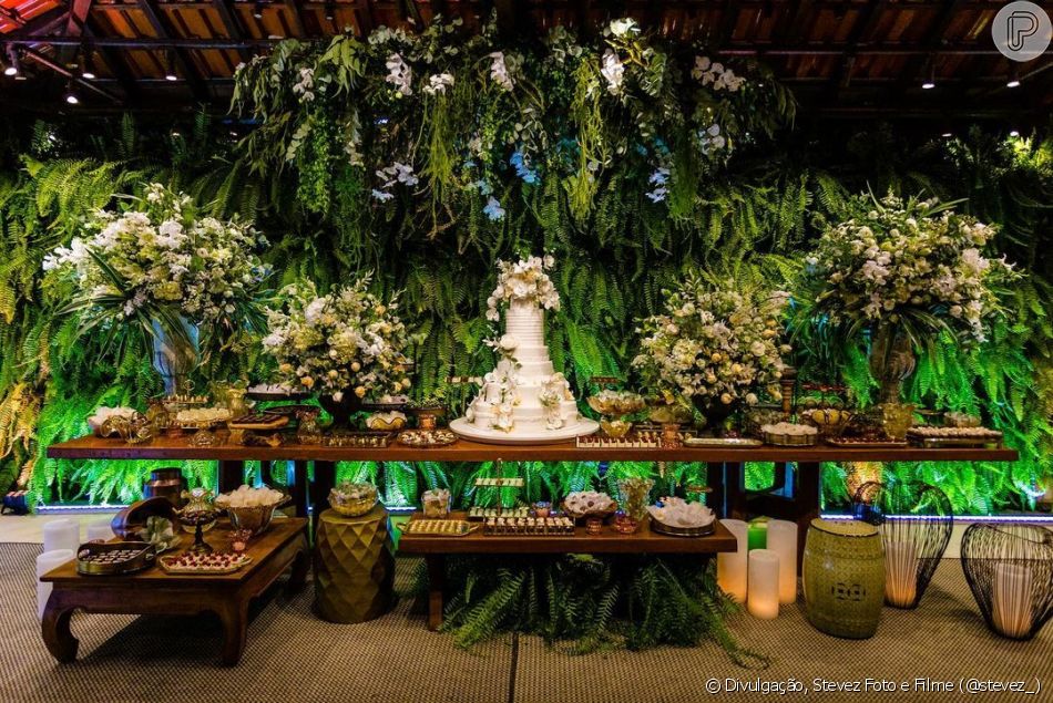 Flores e plantas ganharam destaque na decoração do casamento de Viviane Araújo