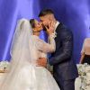 Beijo de Viviane Araújo e Guilherme Militão marcou romantismo de cerimônia de casamento