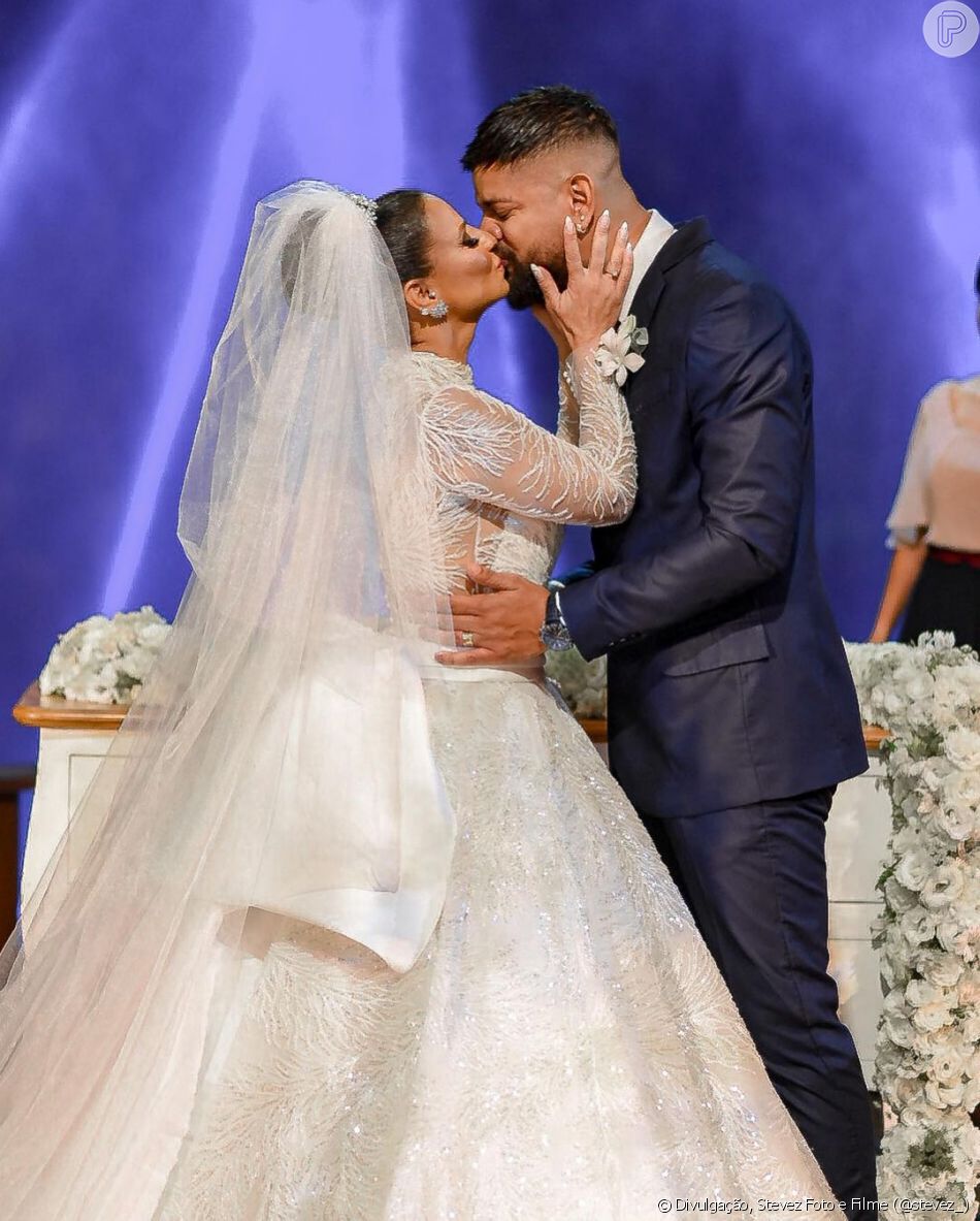 Beijo de Viviane Araújo e Guilherme Militão marcou romantismo de cerimônia de casamento
