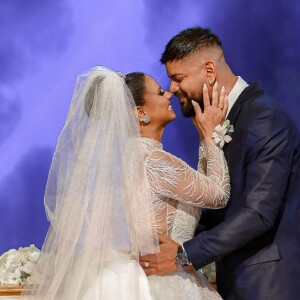 No altar, Viviane Araújo e Guilherme Militão celebram casamento com beijo