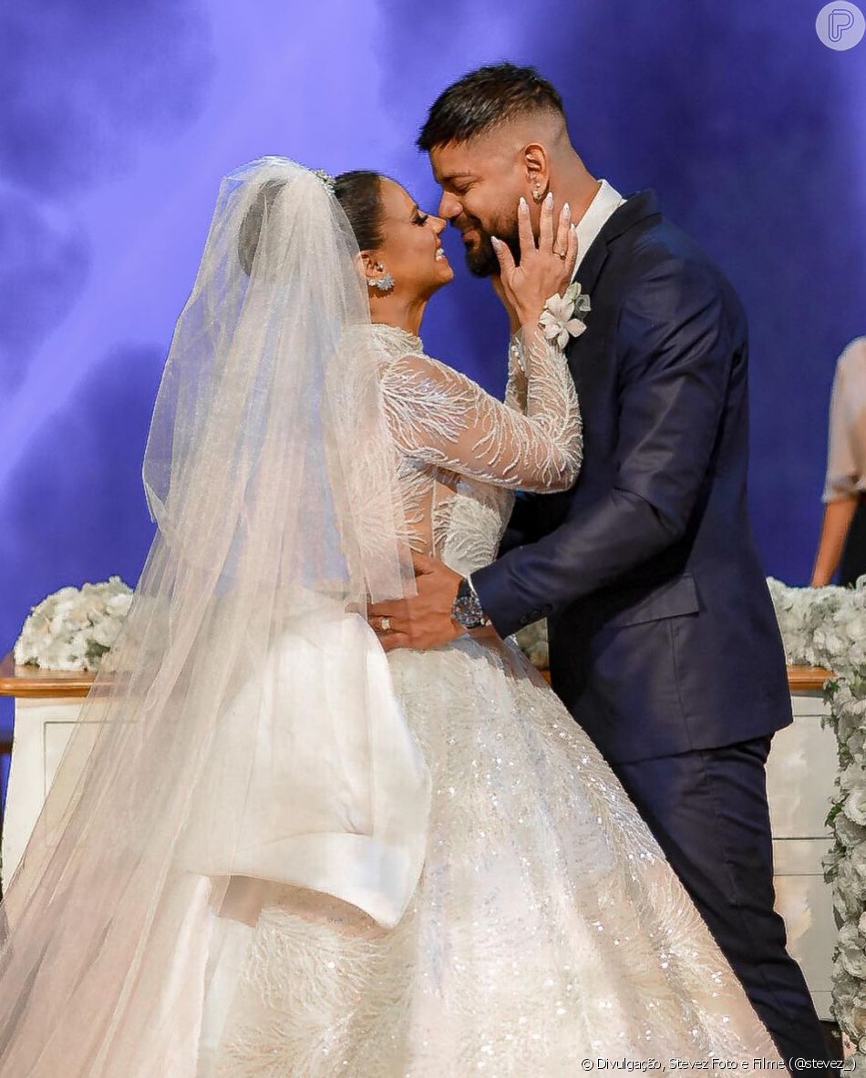 No altar, Viviane Araújo e Guilherme Militão celebram casamento com beijo