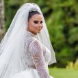 Viviane Araújo escolheu vestido de princesa com milhares de cristais para o casamento com Guilherme Militão