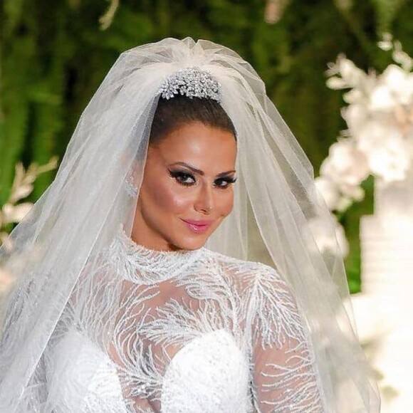 Maquiagem de Viviane Araújo foi com pele iluminada, olhos marcados e batom rosa suave