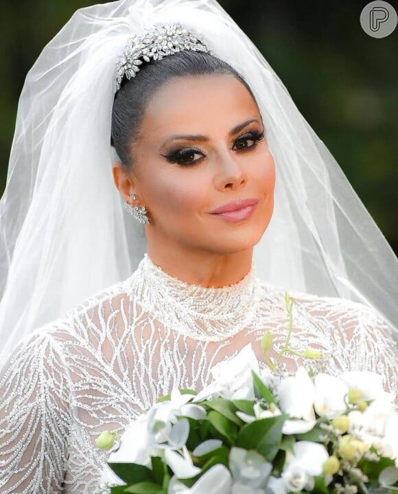 Viviane Araújo fez maquiagem com olhos marcados e batom rosa suave em dia de casamento
