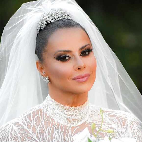 Viviane Araújo fez maquiagem com olhos marcados e batom rosa suave em dia de casamento