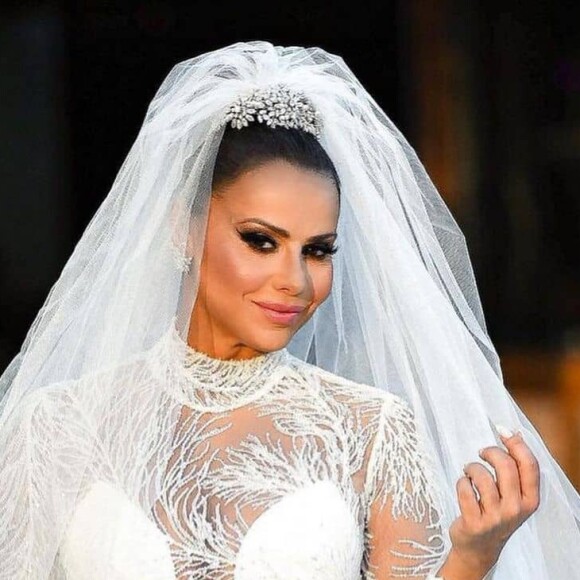 Viviane Araújo escolheu modelo clássico de vestido, com saia volumosa e gola alta