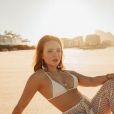 Larissa Manoela alia estilos de biquíni variados na praia, desde que mudou para o Rio de Janeiro, em março deste ano