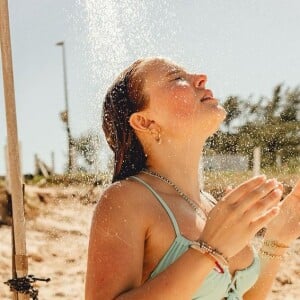 Larissa Manoela varia estilo na praia em biquínis com top meia taça, hot pants e amarração