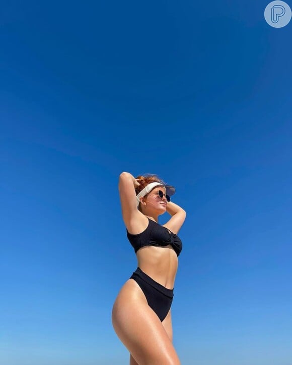 Larissa Manoela usa biquínis que apontam para trends do verão de 2022. Hot pant é queridinha da atriz