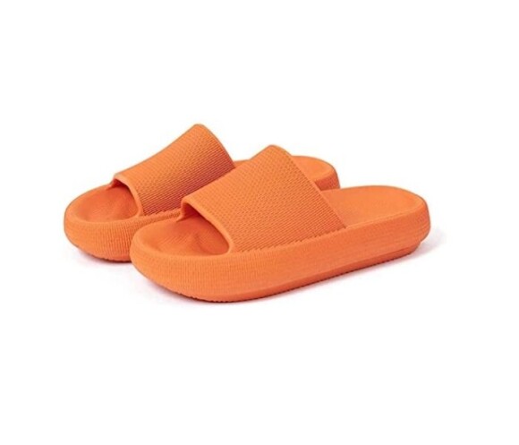 Sandálias nuvem laranja conquistaram por conforto e estilo
