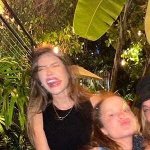 Carolina Dieckmann posta foto borrada com as amigas para mostrar que a diversão não tem fim