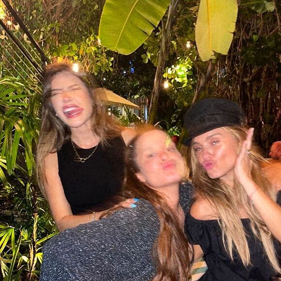 Carolina Dieckmann posta foto borrada com as amigas para mostrar que a diversão não tem fim