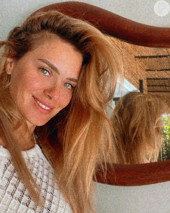 Carolina Dieckmann faz selfies com o cabelo bagunçado com frequência