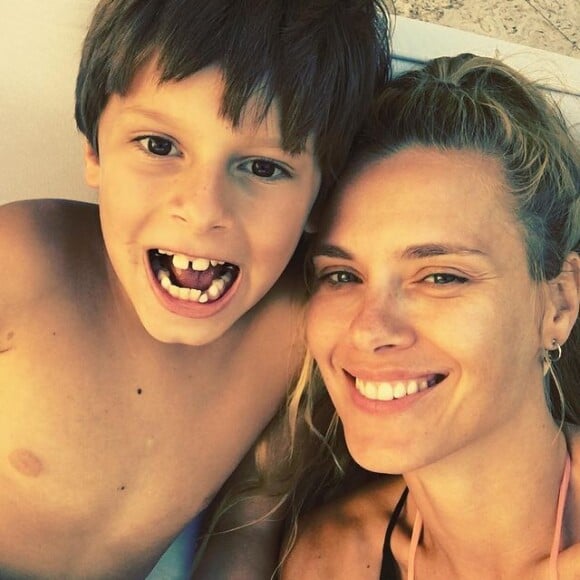 Amorosa com os filhos, Carolina frequentemente posta foto com eles nas redes