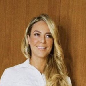 Paolla Oliveira usou camisa cropped e saia de amarração com recorte