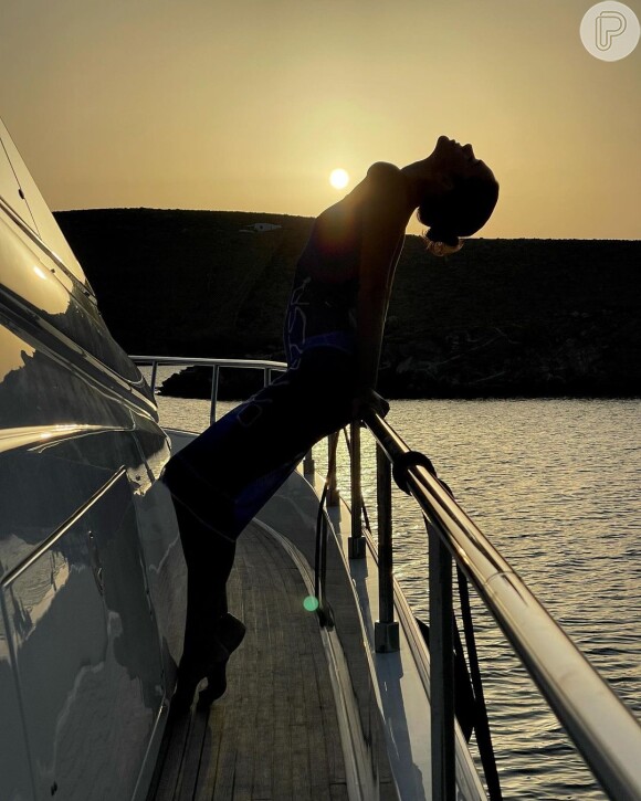 Bruna Marquezine posa com look com transparência em pôr do sol na Grécia