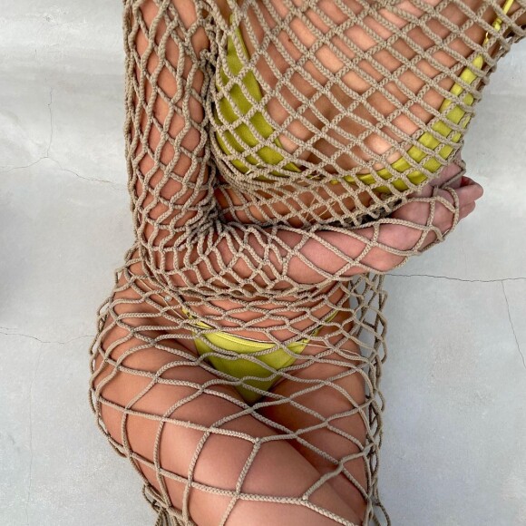 Bruna Marquezine deixou corpo à mostra com saída de praia vazada