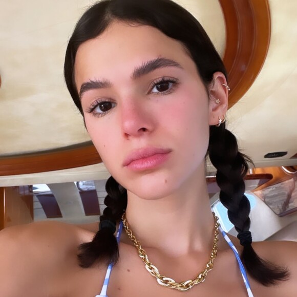 Bruna Marquezine escolhe jóias com correntes em viagem à Grécia