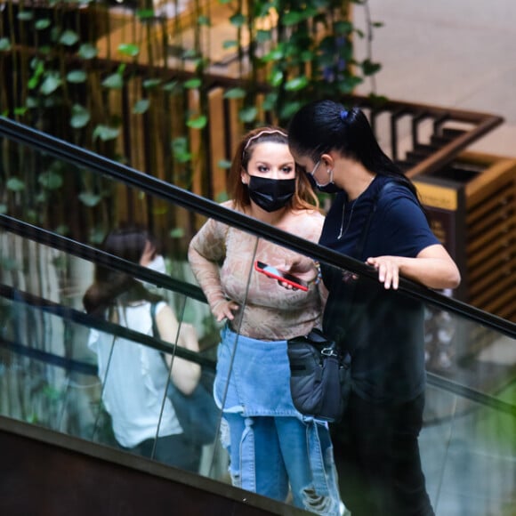 Maiara chegou depois ao shopping e foi ao encontro das amigas
