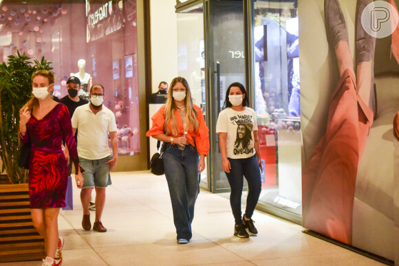 As cantoras Maraisa e Marília Mendonça apostaram em looks casuais para passeio em shopping