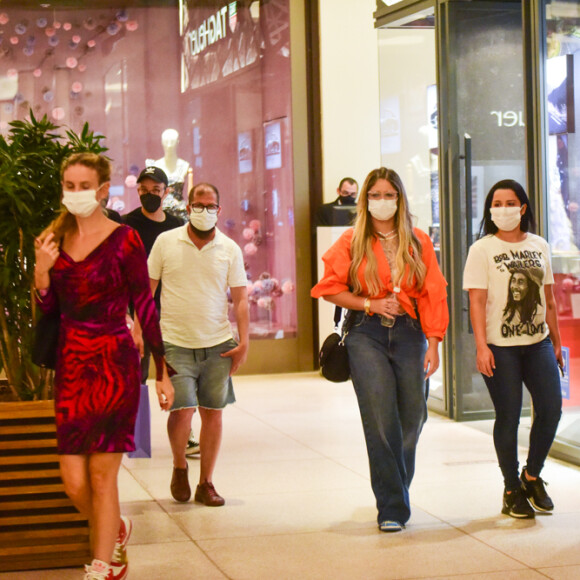 As cantoras Maraisa e Marília Mendonça apostaram em looks casuais para passeio em shopping