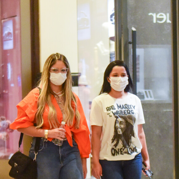 Marília Mendonça usou calça jeans wide leg e Maraisa, calça skinny