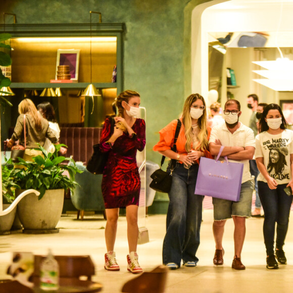 As cantoras Marília Mendonça e Maraisa usaram peças jeans em looks para passeio em São Paulo