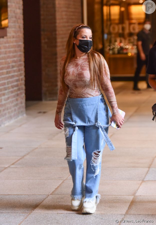 Maiara usou macacão jeans em look para passeio com amigas