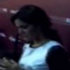 Bruna Marquezine estava sentada, mexendo no celular, quando Marlon Teixeira a chamou para lhe apresentar sua mãe
