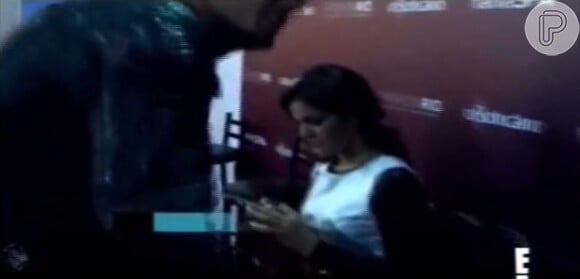 Bruna Marquezine estava sentada, mexendo no celular, quando Marlon Teixeira a chamou para lhe apresentar sua mãe