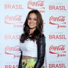 Bruna Marquezine usou top cropped e bolsa lego na São Paulo Fashion Week 2013