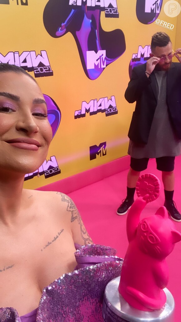 Bianca Andrade posa com Fred no Pink Carpet do MIAW 2021