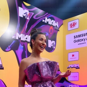 Bianca Andrade brinca sobre look lilás em premiação: 'Bombonzinho'