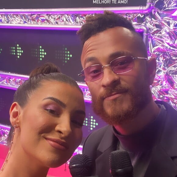 Bianca Andrade faz selfie com o noivo, Fred, nos bastidores do MIAW 2021