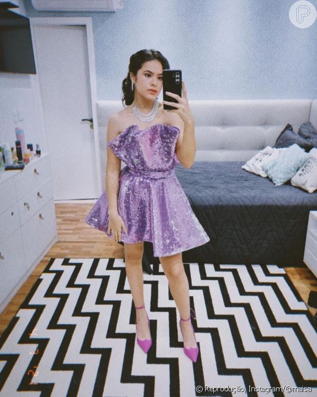 Maisa usou look lilás com cabelo preso e scarpin