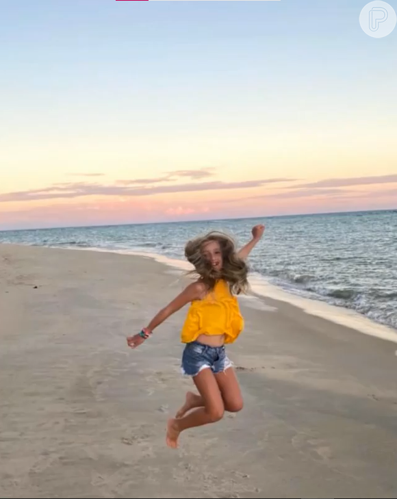 Luciano Huck postou vídeo com a filha em praia paradisíaca para seu aniversário de 9 anos: 'Pedalando juntos por ai durante um lindo por do sol'