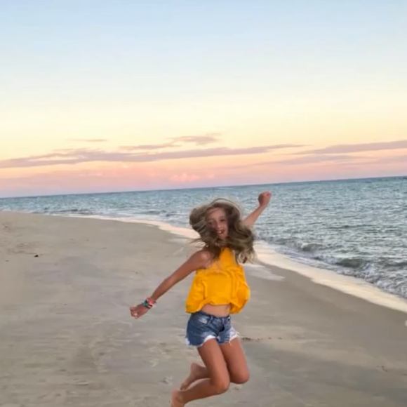 Luciano Huck postou vídeo com a filha em praia paradisíaca para seu aniversário de 9 anos: 'Pedalando juntos por ai durante um lindo por do sol'