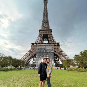 Sasha e João Figueiredo posam em frente à Torre Eiffel com looks neutros