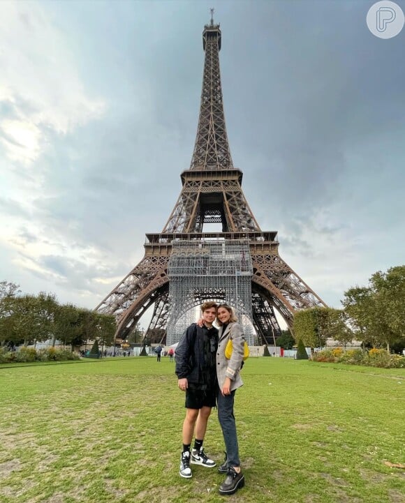 Sasha e João Figueiredo posam em frente à Torre Eiffel com looks neutros