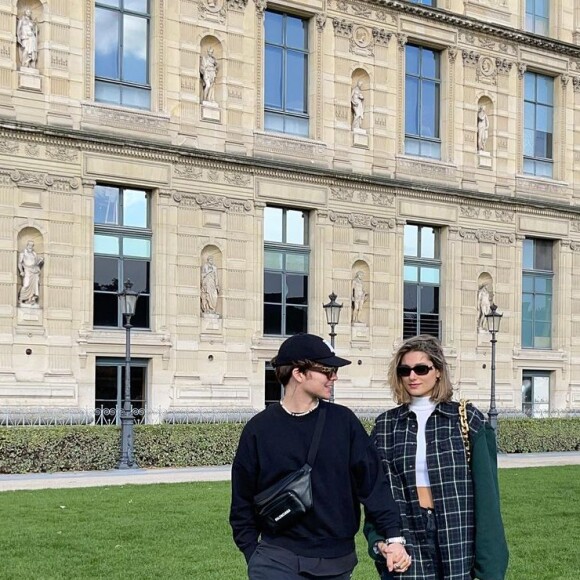 João Figueiredo mostra look de viagem com a mulher, Sasha