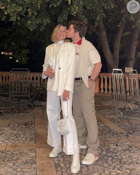 Sasha Meneghel usa look total white em jantar com João Figueiredo na Espanha