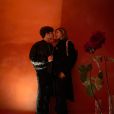 Casal de preto: Sasha e João Figueiredo usam cor neutra para jantar romântico