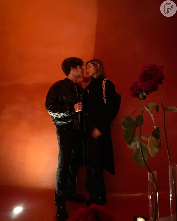 Casal de preto: Sasha e João Figueiredo usam cor neutra para jantar romântico