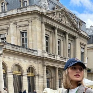 Look de Sasha em Paris alia blazer e colete