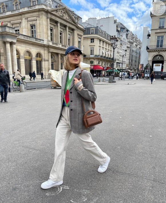 Look de Sasha em Paris alia blazer e colete