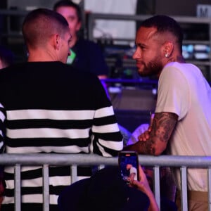 Neymar e o jogador Marco Verratti participaram do baladado desfile da Balmain