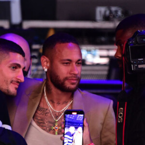 Neymar está sempre vestindo criações de Olivier Roustaing, diretor criativo da grife francesa Balmain