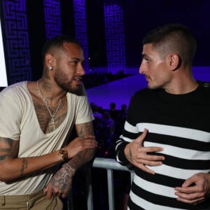 Neymar posou para fotos com o jogador Marco Verratti, seu colega no Paris Saint-Germain