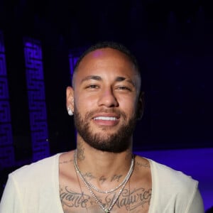 Neymar compareceu a evento da Semana de Moda parisiense