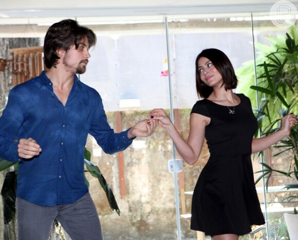 Carol Castro e o marido, Raphael Sander, estão tendo aulas de dança em casa